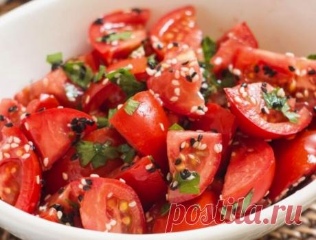 Салат с помидорами и кунжутом Салат с помидорами и кунжутом вкусный, полезный, к тому же простой и легкий в приготовлении! Отличная закуска к шашлыку.