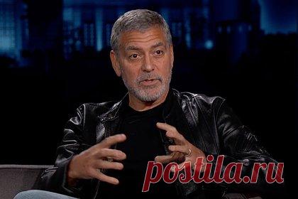 Джордж Клуни рассказал об «ужасной» ошибке в воспитании детей. Актер Джордж Клуни рассказал о главной ошибке, которую он допустил в воспитании детей. Актер признался, что они с женой Амаль неправильно выбрали язык, который будут изучать их близнецы. Теперь дети Клуни — Александер и Элла — говорят на итальянском, который не понимают родители.