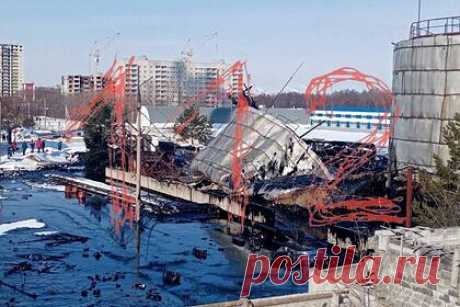 Три человека погибли при взрыве на российском заводе. В Пензе при взрыве резервуара на энергетическом предприятии погибли три человека. Уточняется, что завод находится на улице Антонова. После взрыва произошел разлив битума. Данные о количестве пострадавших в результате ЧП разнятся. По одним данным их двое, а по другим — семеро.