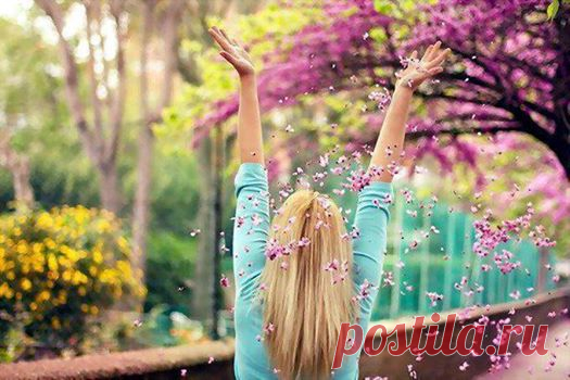 Красивые стихи о женщине
Да, женщина похожа на вино,
А где вино,
Там важно для мужчины
Знать чувство меры.
Не ищи причины
В вине, коль пьян —
Виновно не оно.
Да, в женщине, как в книге, мудрость есть.
Понять способен смысл её великий
Лишь грамотный.
И не сердись на книгу,
Коль, неуч, не сумел её прочесть.
Омар Хайям