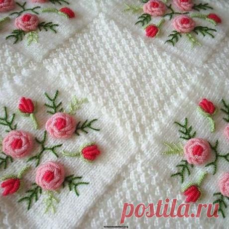 İşlemeler, işlemeler 🎈 Pinterest ganimetlerii. Birazdan bir toplantıya gireceğim. Tüm o resmiyete ve ciddiyete rağmen kapının ağzında hala böyle şeker şeylere bakıyorum 😊
.
.
.
#crochet #crocheted #nakış #embroidery #handmade #örgü #örgümüseviyorum #knitting #blanket #dantel #lace #yarn #yarnaddict