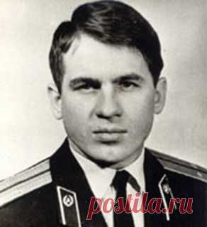 29 ноября 1983 года в средней школе № 2 посёлка Иваничи Волынской области на уроке начальной военной подготовки произошёл трагический случай. Военрук Юрий Николаевич Лелюков, рассказывая о принципе действия ручной гранаты, взял в руки один из муляжей. Выдернув чеку и отпустив спусковой рычаг, он услышал характерный щелчок. Учебная граната, недавно полученная в местном военкомате, оказалась боевой. На принятие единственно верного решения у преподавателя оставалось меньше четырёх секунд.