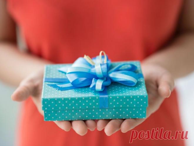 Как упаковать подарок в бумагу красиво своими руками | Милая Я Самым распространенным способом упаковки подарка является его обертывание подарочной бумагой. Несмотря на кажущуюся простоту, существует огромное количество вариантов упаковки, что придает оригинальный и интересный внешний вид подарку. А также предоставляет возможность привнести индивидуальные нотки, характерные получателю дара. Как упаковать подарок в бумагу красиво самостоятельно будет рассмотрено ниже. Практ...