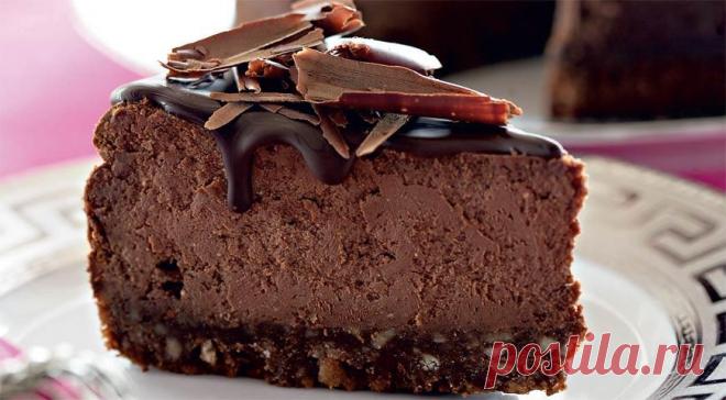 Шоколадно-творожный чизкейк — ПУТЕШЕСТВУЙ ПО САЙТУ. Придумав чизкейки, американцы удивили мир (кулинарная общественность за пределами Соединенных Штатов относится к американской кухне несколько снисходительно). Сейчас вы можете увидеть этот нежный торт даже в десертном меню итальянских ресторанов, а ведь итальянцы в области десертов – впереди планеты всей. Но не обязательно ехать за чизкейками ни в Америку, ни […]