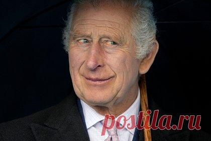 Карл III появился на публике в 67-летнем пальто. Король Великобритании Карл III посетил воскресную службу в графстве Глостершир в старом пальто. Монарх появился на публике в шерстяном двубортном пальто песочного цвета с кожаными пуговицами и ремнем, которое носил его отец, герцог Эдинбургский Филипп. Известно, что последний впервые вышел в нем в свет в 1956 году.