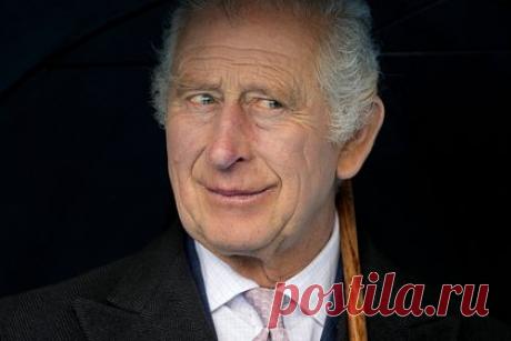 Карл III появился на публике в 67-летнем пальто. Король Великобритании Карл III посетил воскресную службу в графстве Глостершир в старом пальто. Монарх появился на публике в шерстяном двубортном пальто песочного цвета с кожаными пуговицами и ремнем, которое носил его отец, герцог Эдинбургский Филипп. Известно, что последний впервые вышел в нем в свет в 1956 году.