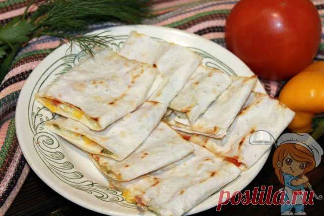 Бутерброды из лаваша, рецепт простых и вкусных бутеров с сыром и овощами Бутерброды из лаваша легкие, вкусные и просто готовятся. В них тончайшая основа и сочная начинка из яичного блинчика с овощами и расплавленным сыром.
