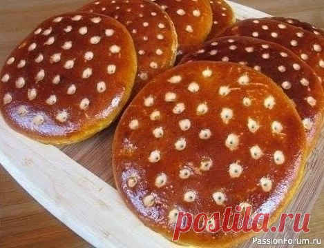 Сметанные лепешки Чарующий вкус беззаботного детства. Вкусно, как у бабушки!Ингредиенты:500 гр муки140 мл воды75 гр сливочного масла75 гр сахара100 гр сметаны(пожирней)5 гр сухих дрожжей5 гр соли(5 гр - чайная ложка без горки)2-3 желтка для смазыванияГотовим опару.Дрожжи развести в теплой воде,добавить...