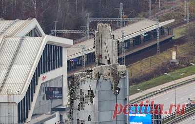 Очевидец рассказал подробности обрушения части конструкции "Снежкома". Люди пытались убежать из-за испуга, в домах разбиты окна, повреждены машины, сообщила жительница района Павшинская Пойма Карина Шуршина