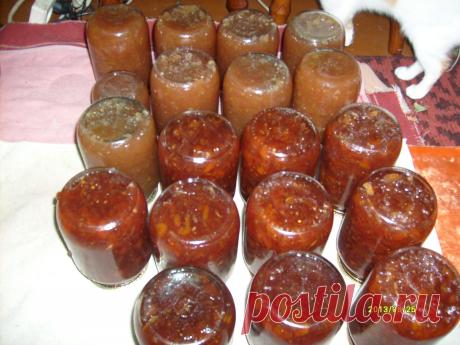 вот яблочное варенье в банках посветлее, а с черешней цвет красивый (зимой можно печь пироги )