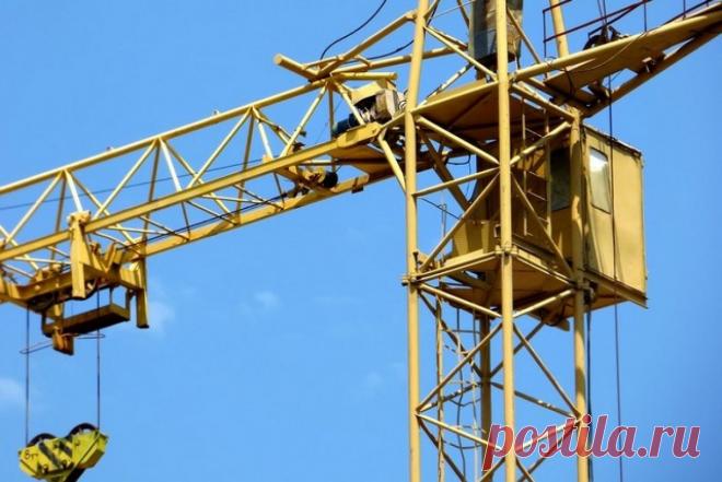 В Красногорске упавший кран частично разрушил административное здание ТЭЦ. При падении установки крановщик получил травмы.