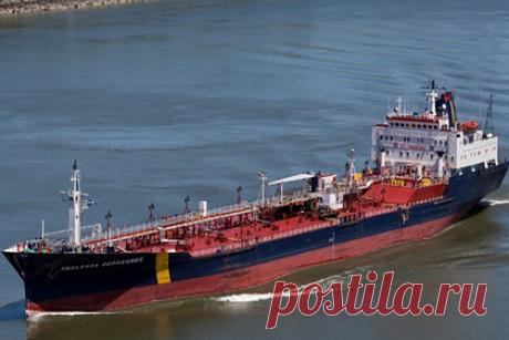 У берегов ОАЭ захватили танкер. Танкер Asphalt Princess, который ходит под флагом Панамы, захватили у берегов Объединенных Арабских Эмиратов (ОАЭ). Предполагается, что захват произошел в 97 километрах от провинции Фуджейра. По данным издания, на борт судна поднялись восемь или девять вооруженных людей и выключили системы слежения.