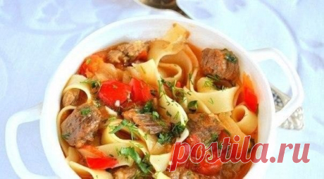 ВКУСНЕЙШИЙ ЛАГМАН 

ИНГРЕДИЕНТЫ:
● 1,5 литра мясного бульона;
● 500 г телятины;
● 300 г лапши;
● 2 сладких перца;
● 2 больших помидора;
● 1 большая луковица;
● 2-3 зубчика чеснока;
● маленький пучок петрушки;
● 3-4 ст. л. растительного масла;
● соль, свежемолотый черный перец.

ПРИГОТОВЛЕНИЕ:
Перец, помидоры, лук очистить и нарезать кубиками. Мясо нарезать небольшими кубиками.В глубокой сковороде сильно разогреть растительное масло. На сильном огне обжарить мясо (лучше пор...