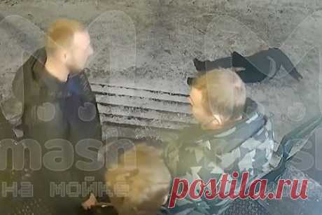 Россиянин одним ударом спустил мужчину с лестницы и попал на видео. В городе Гатчине Ленинградской области стоявший на крыльце ночного клуба мужчина одним ударом нокаутировал другого посетителя и попал на видео. На кадрах видно, как россиянин бьет соперника по лицу, после чего тот падает на землю, перелетев через несколько ступеней крыльца.