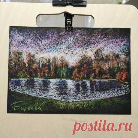 Привет! И вот ещё одна вчерашняя зарисовка. Не особо удачная, как по мне. Уже в конце осени гуляли по парку Победы и сделали с берега панорамное фото с деревьями вдалеке. Каких только цветов там не было: яркие красные, оранжевые березы, ярко зелёные хвойные. И вот я решила с этим поэкспериментировать. Но, пока пусть будет так, а потом надо будет покумекать, как сделать лучше #маслянаяпастель #графика #рисунок #живопись #паркпобедыспб #рисование #скетч #творчество #art #oilpastel #pasteldrawing