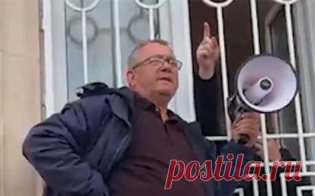 Протестующие против сделки с Россией в Абхазии проскандировали: «Россия!». Протестующие в Абхазии требуют отменить законопроект о ратификации инвестиционного соглашения с Россией. Сегодня они окружили местный парламент, однако заверили, что выступают не против России, но против олигархов