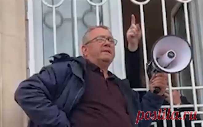 Протестующие против сделки с Россией в Абхазии проскандировали: «Россия!». Протестующие в Абхазии требуют отменить законопроект о ратификации инвестиционного соглашения с Россией. Сегодня они окружили местный парламент, однако заверили, что выступают не против России, но против олигархов