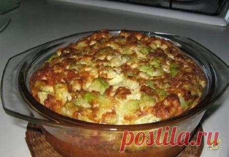 Готовлю уже вторую неделю, как только появились первые кабачки. Блюдо просто бомба, без возни и за копейки! 
 
Ингредиенты 
кабачки 2 штуки.
молоко 1 стакан.
яйца 4 штуки.
мука 1 ч. ложка.
зубчик чеснока 2 штуки.
помидоры 1 штука.
сыр 100 грамм.
зелень 50 грамм.
 
Кабачки натереть на крупной терке, сок отжать. Добавить к тертым кабачкам чеснок, пропущенный через пресс и посолить. 
 
В небольшое количество молока добавить муку, тщательно перемешать, добавить оставшееся моло...