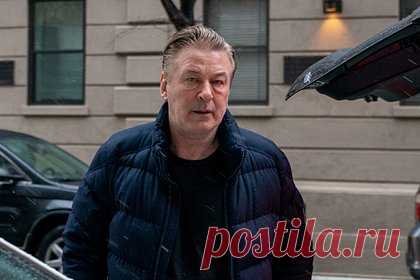 Застреливший оператора актер Алек Болдуин завершил съемки в фильме «Ржавчина». Американский актер Алек Болдуин, случайно застреливший оператора на площадке фильма «Ржавчина» в 2021 году, заявил о том, что завершил съемки в проекте. Артист поделился фотографией с последнего дня съемок картины, а также сбрил бороду, которую отращивал ради роли в ленте.
