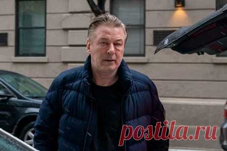 Застреливший оператора актер Алек Болдуин завершил съемки в фильме «Ржавчина». Американский актер Алек Болдуин, случайно застреливший оператора на площадке фильма «Ржавчина» в 2021 году, заявил о том, что завершил съемки в проекте. Артист поделился фотографией с последнего дня съемок картины, а также сбрил бороду, которую отращивал ради роли в ленте.
