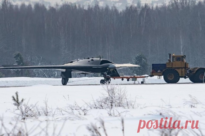 2019 январь. Первые фото ударного беспилотника С-70 «Охотник» который по предварительным данным будет обладать радиолокационной малозаметностью и весить около 20 тонн. Он сможет применять различное высокоточное оружие. Максимальная скорость полета будет превышать 1000 км/ч. «Охотник» получит возможность длительное время находиться в воздухе и совершать дальние перелеты