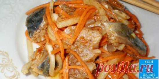 Вкуснейший рыбный салатик с нежной кислинкой! Попробовав раз, непременно захотите еще!Очень вкусная закусочка!
Нам потребуется:
сельдь св. мороженная 3 шт
морковь 3 шт
лук репчатый 2 шт
чеснок 2 зубчика
уксус 9% 200 мл
соль 1 ч.л
масло растительное 2 ст.л
соевый соус 4 ст.л
кунжут 2 ст.л
Селёдку разморозить, почистить от костей и нарезать на кусочки. Залить селёдку уксусом и оставить на 30 минут.Лук нарезать полукольцами, морковь натереть на тёрке для корейской моркови. Чеснок почистить и пропус