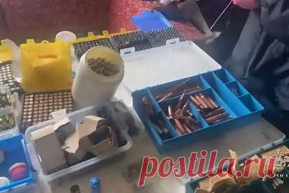 В гараже у россиянина нашли оружейный арсенал и тротил. В Крыму задержали россиянина, подозреваемого в хранении оружия и взрывчатых веществ. Силовики задержали в Керчи мужчину, в гараже у которого обнаружили оружейный схрон. В тайнике у задержанного оказалось более 500 граммов бездымного пороха, почти килограмм тротила, граната Ф-1.