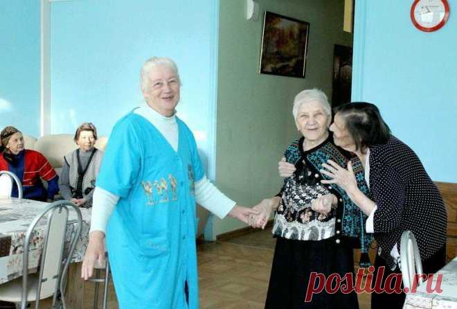 Тотошка. Мишкина любовь
Любят в нашем Доме престарелых Галочку. Все ласково называют её Тотошкой. Кто апельсинкой угостит, кто конфеткой поделится… Любит она слушать, когда кто-то читает вслух, особенно любовные романы, и только головой кивает. Часто перебивает читальщицу звонкой фразой: «А то!» А надоест слушать — встанет и уйдет бродить в коридор. Только слышно, как с конца коридора доносится […]
Читай пост далее на сайте. Жми ⏫ссылку выше