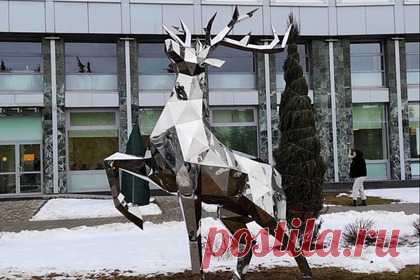 В российском городе установили скульптуру оленя из нержавеющей стали. Скульптура оленя из нержавеющей стали украсила улицу Варварскую в Нижнем Новгороде. О появлении арт-объекта в соцсетях сообщил его автор Евгений Кусков. «Ищите нашего Оленя на Варварке, на этот раз из нержавеющей стали. Уже успели с ним сфотографироваться?» — отметил он в посте, опубликованном во «ВКонтакте».