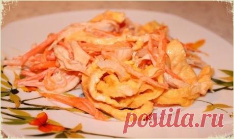 Салат с курицей и омлетом — чудо рецепт
Не знаете чем порадовать близких на выходных? Мы решили эту головоломку вместо Вас:

Ингредиенты к рецепту:
Филе куриное— 300 гр.
Морковка по-корейски — 250 гр.
Уксус 6-ти % — 3 ст. ложки
Лук – 150 гр
Яйцо — 2-3 шт.
Соль и перец — по вкусу
Майонез — 2 ст ложки
Растительное масло

Способ приготовления:

Нарежьте лук тоненькими полукольцами. Далее положите его в салатник, влейте уксус с водой. И оставьте его на 30 мин.
В это время може...
