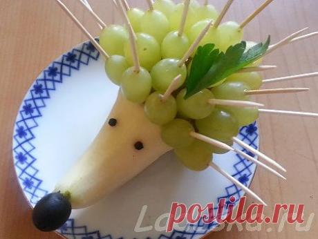 Ежик из груши и винограда