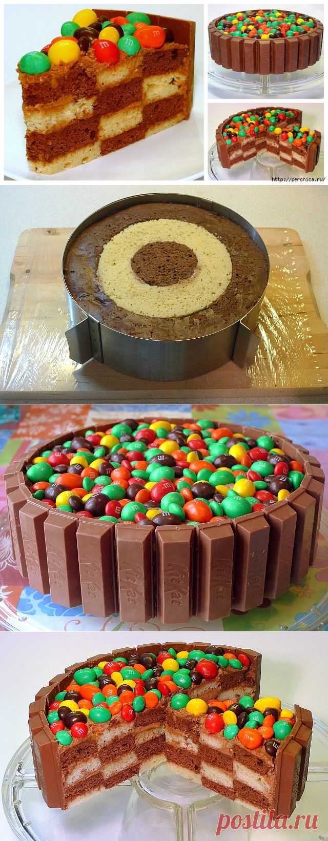 Шахматный торт с конфетными украшениями.