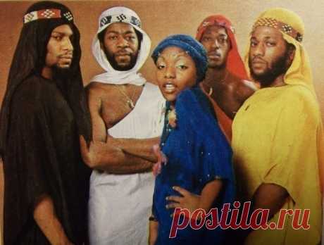 "Eruption'' и их знаменитая "One way ticket" Композиция "Eruption'' "One way ticket" странным образом прошла мимо меня. В пионерлагере "Салют", под Воронежем, где я совсем тогда малой отдыхал и в 1979 и в 1980 на массовках(так у нас назывались дискотеки) ее не ставили, хотя, например, Чингизхана, не "Moskau", конечно, но "Israel', ставили...