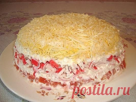 САЛАТЫ С КРАБОВЫМИ ПАЛОЧКАМИ (МЯСОМ)

1. Салат "Нежный"

Помидоры 2 шт
Крабовые палочки 250 г
Яйца вкрутую 4 шт
Сыр 150 г
Майонез
Соль

Выкладываем салат слоями: мелко нарезанные помидоры (если они очень сочные, сок лучше слить) - крабовые палочки - белки яиц (натереть на терке) - натертые желтки - тертый сыр. Все слои промазать майонезом.

2. Салат "Вкусненький"

100 г. крабовых палочек
2 яйца
1 плавленый сырок
1 небольшой свежий огурец
1 небольшой помидор
соль
черный мол...