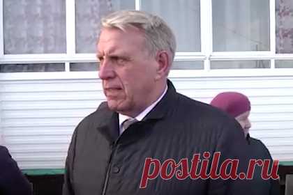 Российский чиновник предложил хвалиться «идучи срать». Мэра города Назарово в Красноярском крае Владимира Саара поймали на неудачной оговорке. Во время встречи с местными жителями чиновник неверно передал содержание пословицы: «Не хвались, идучи на рать, хвались, идучи с рати». На вопрос «за это лето будут лучше дороги?» Саар предложил необычное решение.