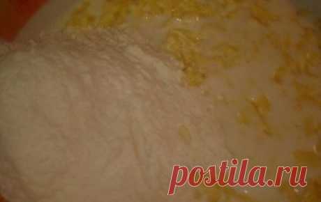 Сырные лепешки за 15 минут 
 
Получаются очень сочные и хрустящие :) 
 
Ингредиенты: 
Кефир — 1 стак. 
Соль — 0,5 ч. л. 
Сахар — 0,5 ч. л. 
Сода — 0,5 ч. л. 
Сыр твердый (тертый) — 2 стакана (250гр на тесто и 100гр в начинку) 
Ветчина (или колбаска, или сосиски, тертые на терке) — 2 стак. (примерно 350-400 гр в начинку) 
Мука — 2 стак. 
 
Приготовление: 
 
1. В кефир добавить соль, сахар, соду, хорошо перемешать. 
2. Добавить сыр твердых сортов и муку.Хорошо перемешать. 
3. Полученное тесто разд