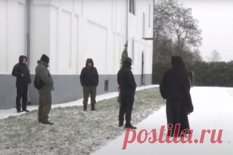 Раскольники ПЦУ силой захватили храм канонической УПЦ в Волынской области. При захвате рейдеры выломали дверь старинного храма.