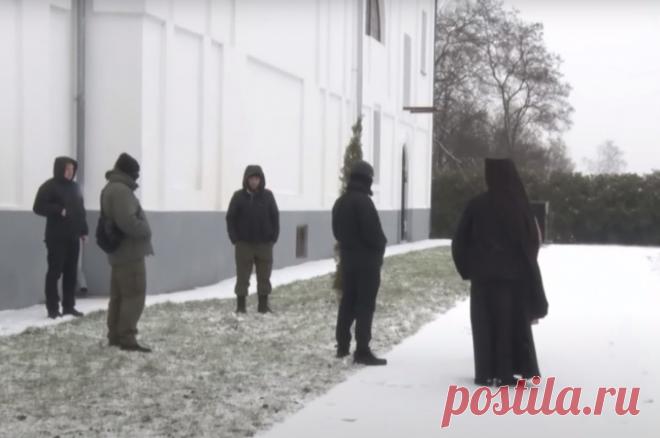 Раскольники ПЦУ силой захватили храм канонической УПЦ в Волынской области. При захвате рейдеры выломали дверь старинного храма.