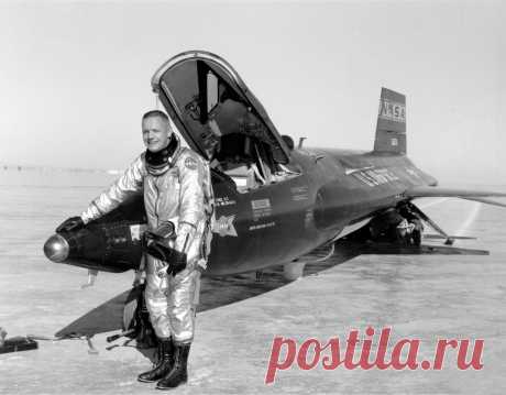 Нил Армстронг на фоне экспериментального ракетоплана North American X-15. Прежде чем стать космонавтом, Армстронг был лётчиком-испытателем, совершив семь полётов на ракетоплане. В этом качестве он так и не достиг отметки в пятьдесят миль, считавшуюся в ВВС США границей космоса. (NASA on The Commons)