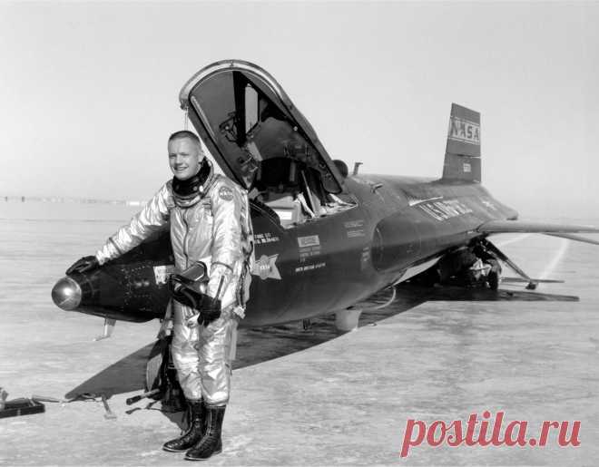 Нил Армстронг на фоне экспериментального ракетоплана North American X-15. Прежде чем стать космонавтом, Армстронг был лётчиком-испытателем, совершив семь полётов на ракетоплане. В этом качестве он так и не достиг отметки в пятьдесят миль, считавшуюся в ВВС США границей космоса. (NASA on The Commons)