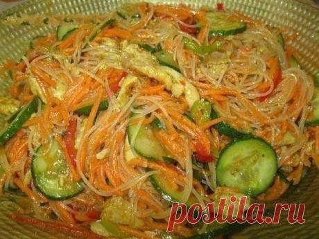 Салат с фунчозой.