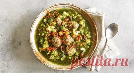 Что приготовить из фрикаделек — читать на Gastronom.ru Фрикадельки, шарики из мясного фарша, часто готовят как отдельное блюдо или добавляют в другие, например, супы. Еще с ними можно приготовить вкуснейшие запеканки, закуски и даже фаршировать ими яблоки или блины. Фрикадельки можно взять в виде полуфаб - статья на кулинарном сайте Gastronom.ru