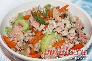 Перловая каша с консервированным тунцом и овощами.