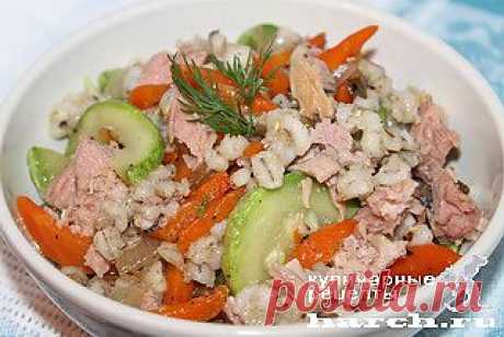 Перловая каша с консервированным тунцом и овощами.