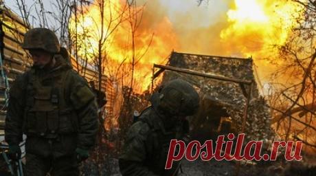 «Противник уже прочувствовал характер орудия»: как советская пушка М-46 применяется в зоне СВО. 75 лет назад в арсенал советской армии вошла буксируемая пушка М-46 калибра 130 мм. Орудие предназначалось для поражения штабов, бронетехники, укреплений, скопления войск и контрбатарейной борьбы. После распада СССР военные решили отказаться от М-46, но в ходе СВО их стали возвращать в строй. Российские артиллеристы используют пушку для поражения опорных пунктов и огневых точек ВСУ. По мнению…
