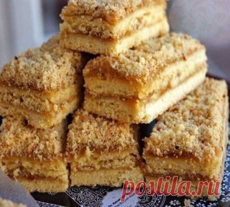 Блюдо родом из СССР. Чарующий вкус беззаботного детства!

Песочное пирожное за 22 копейки

Это были моими самыми любимыми пирожными в школьные годы. 

Понадобится: 

мука - 560 грамм 
слив. масло - 310 грамм (размягченное) 
сахар - 207 грамм (мелкий) 
яйца - 1 целое+желток (73 г) 
соль - 2 грамма 
сода - 1 грамм (погашенная уксусом) 
ванильный сахар - 1 пакетик 
повидло яблочное - для прослойки 
 
Приготовление: 
 
Первым делом, если вы хотите чтобы пирожное было именно та...