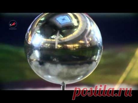 Московский планетарий: шаг в космос - YouTube Глядя в серое сумрачное небо Москвы сложно представить, что там за облаками скрываются миллиарды звезд, планет и галактик. А если сложно представить, то лучше один раз увидеть - главное знать ГДЕ. Именно здесь, в московском планетарии, в любую погоду можно совершить космическое путешествие по просторам Вселенной. Первый в России и тринадцатый в мире планетарий был открыт в Москве 5 ноября 1929 года. Авторами проекта были молодые архитекторы М.О.Б