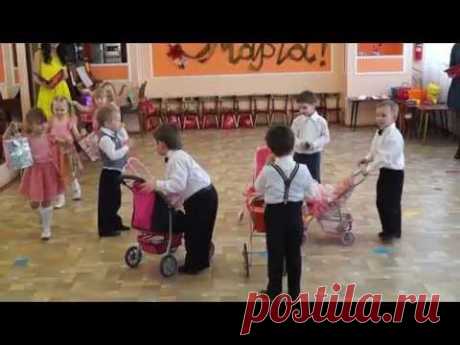 Шуточный номер с колясками.