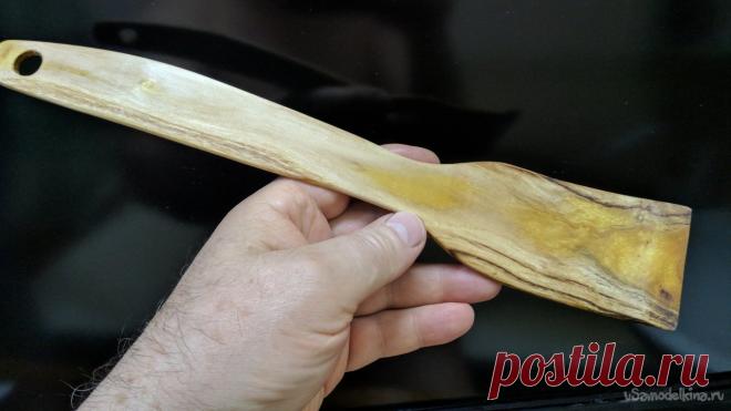 Самодельная лопаточка для сковородок и мультиварок. Сделана из шелковицы Сделал лопаточку для сковородки, не первую и не последнюю по всей вероятности. Я их раздаю гостям. Раздаю так что они у меня иногда кончаются, ну и ладно, делаю новые. В основном, конечно, новые раздаю, но всяко бывало. Мыть их легко, масло льняное полимеризуется и достаточно надёжно защищает