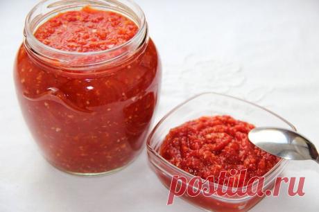 Аджика "ОГОНЕК", остренькая и ароматная! М-м-м... Ингредиенты: 1 кг помидор, 1 кг перец болгарский сладкий (желательно красный), 0.5 кг чеснока, 1 пачка перец чили (20 г.), 3 ст.л. соли, 100 г. сушеный корень петрушки. Приготовление: 1. Чеснок, помидоры, перец болгарский перекрутить на мясорубке.(мелкая решетка). 2. Добавить перец чили, соль и измельченный корень петрушки, перемешать и оставить на сутки постоянно помешивая. 3. …